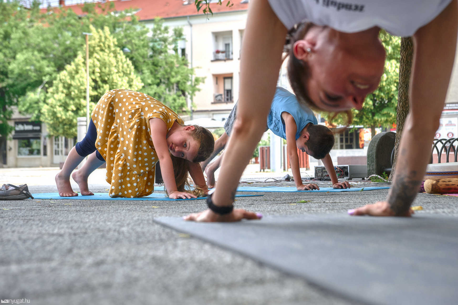 Napüdvözlő jóga flashmob