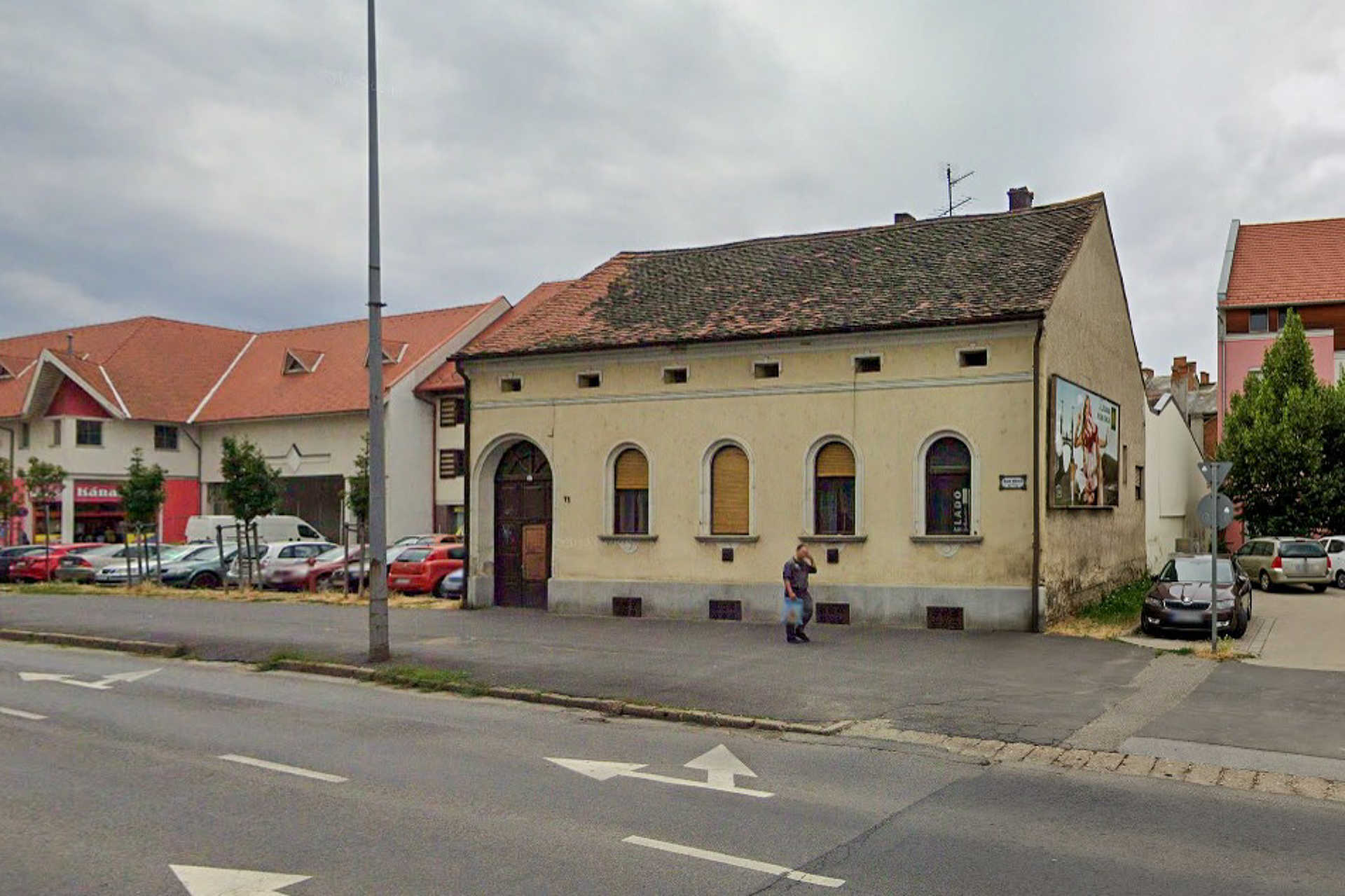 Bontják a régi polgári házat a Szent Márton utcában