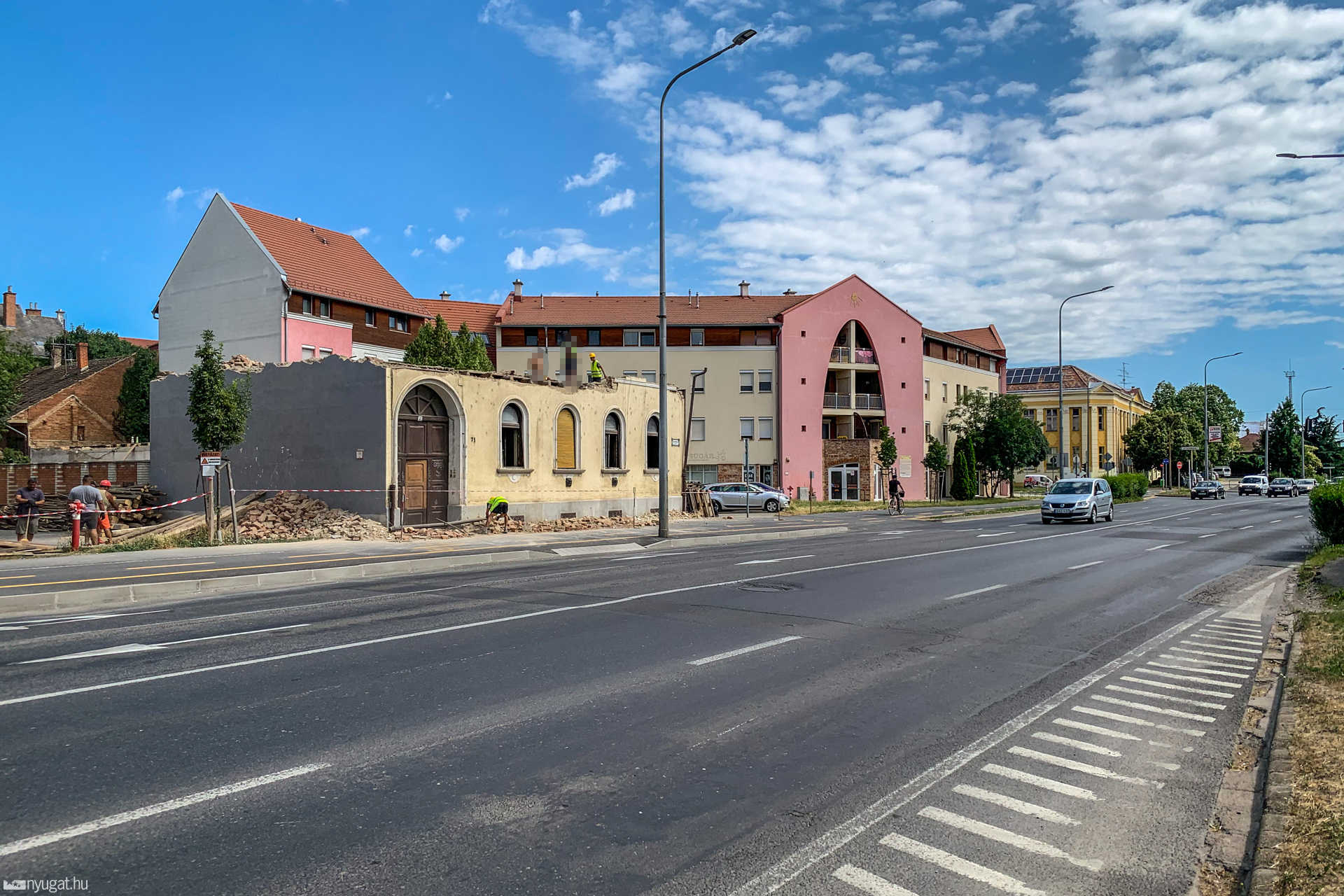 Bontják a régi polgári házat a Szent Márton utcában