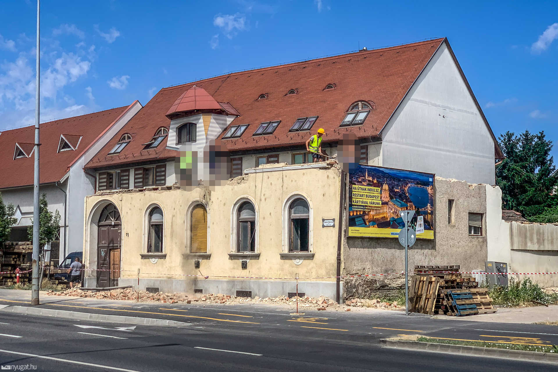 Bontják a régi polgári házat a Szent Márton utcában