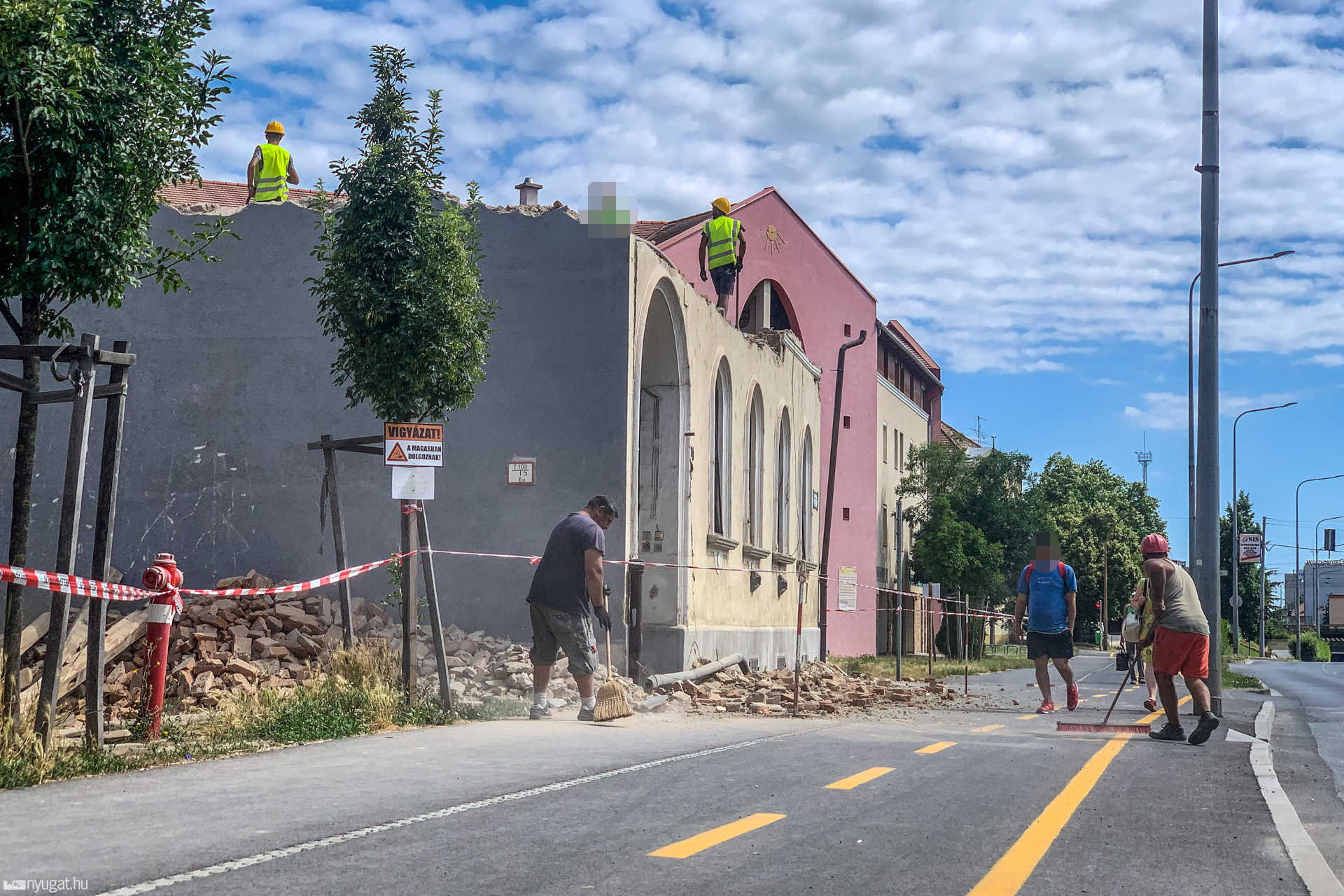 Bontják a régi polgári házat a Szent Márton utcában