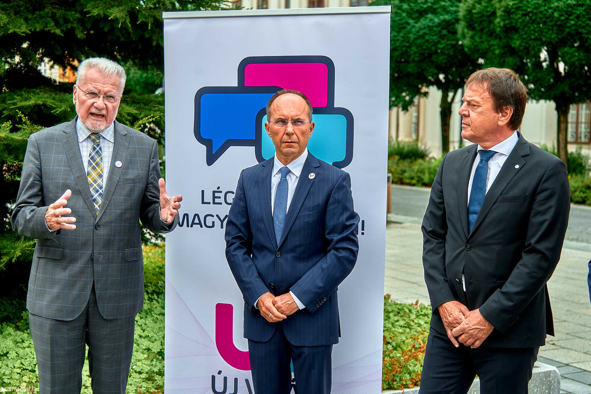 Új világ néppárt sajtótájékoztató