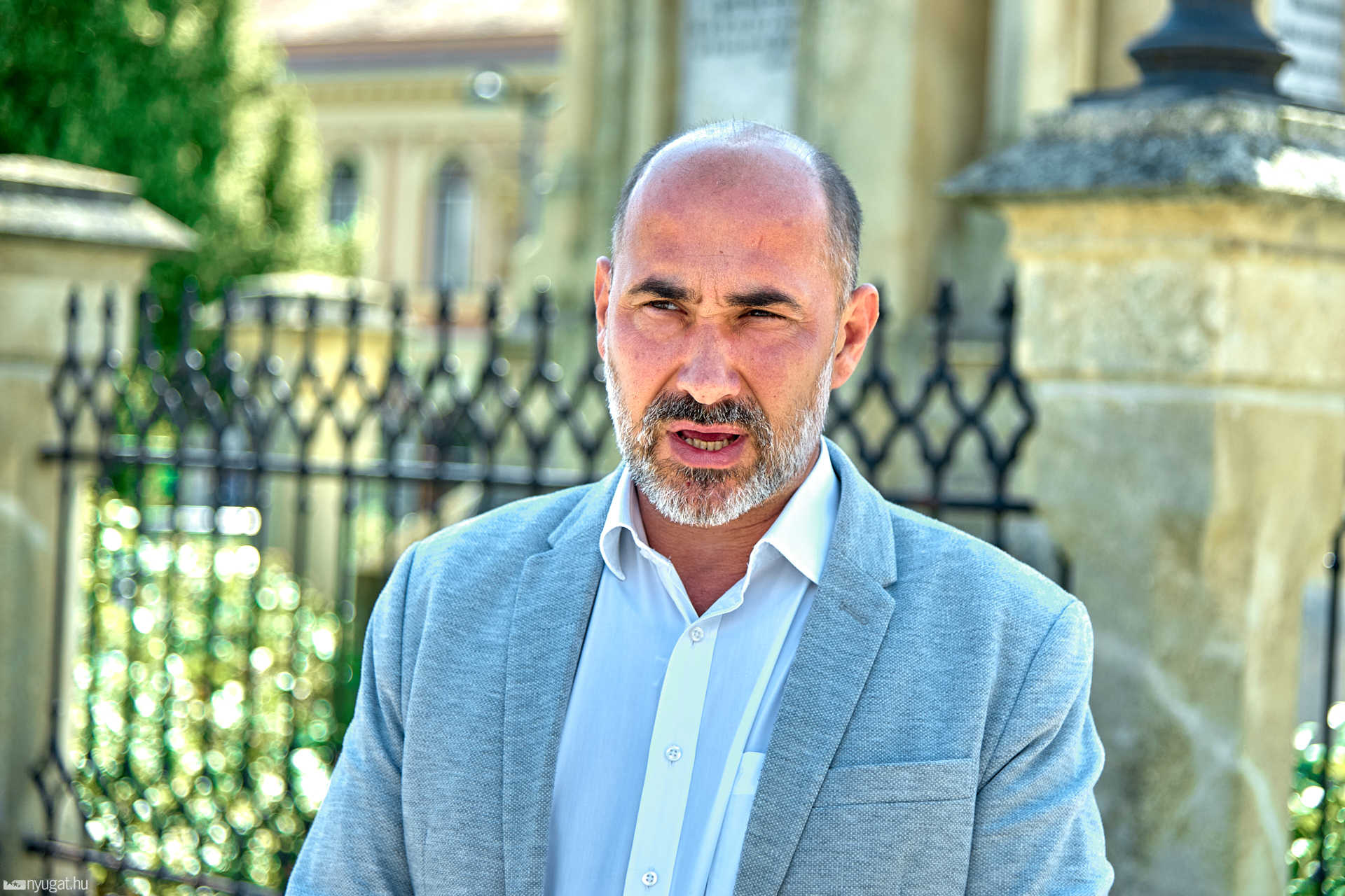 Illés károly sajtótájékoztató a Szentháromság szobornál