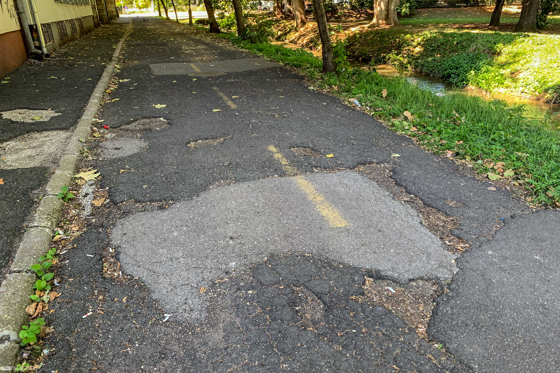 Bicikliút a Sportház mögött