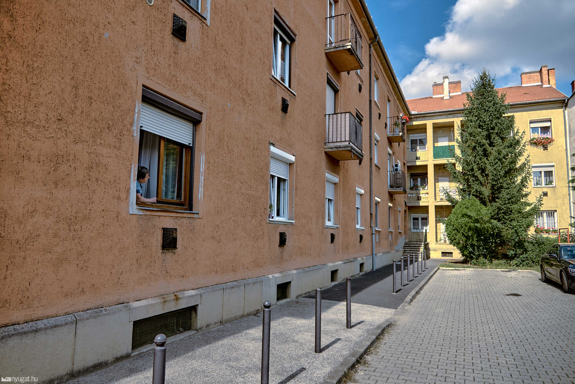 Veszélyes erkély a Kisfaludy utcában