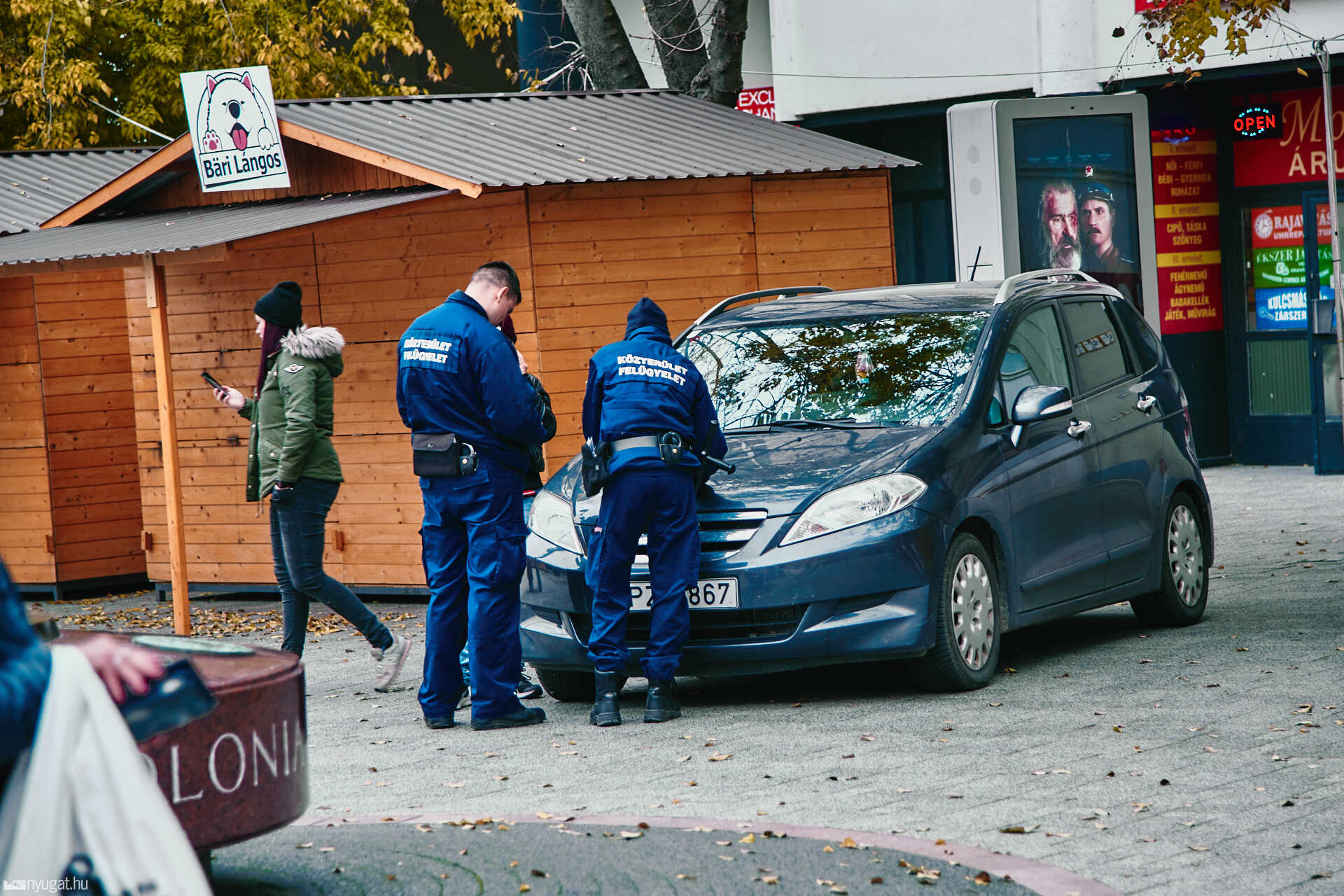 Karácsonyi készülődés a Fő téren