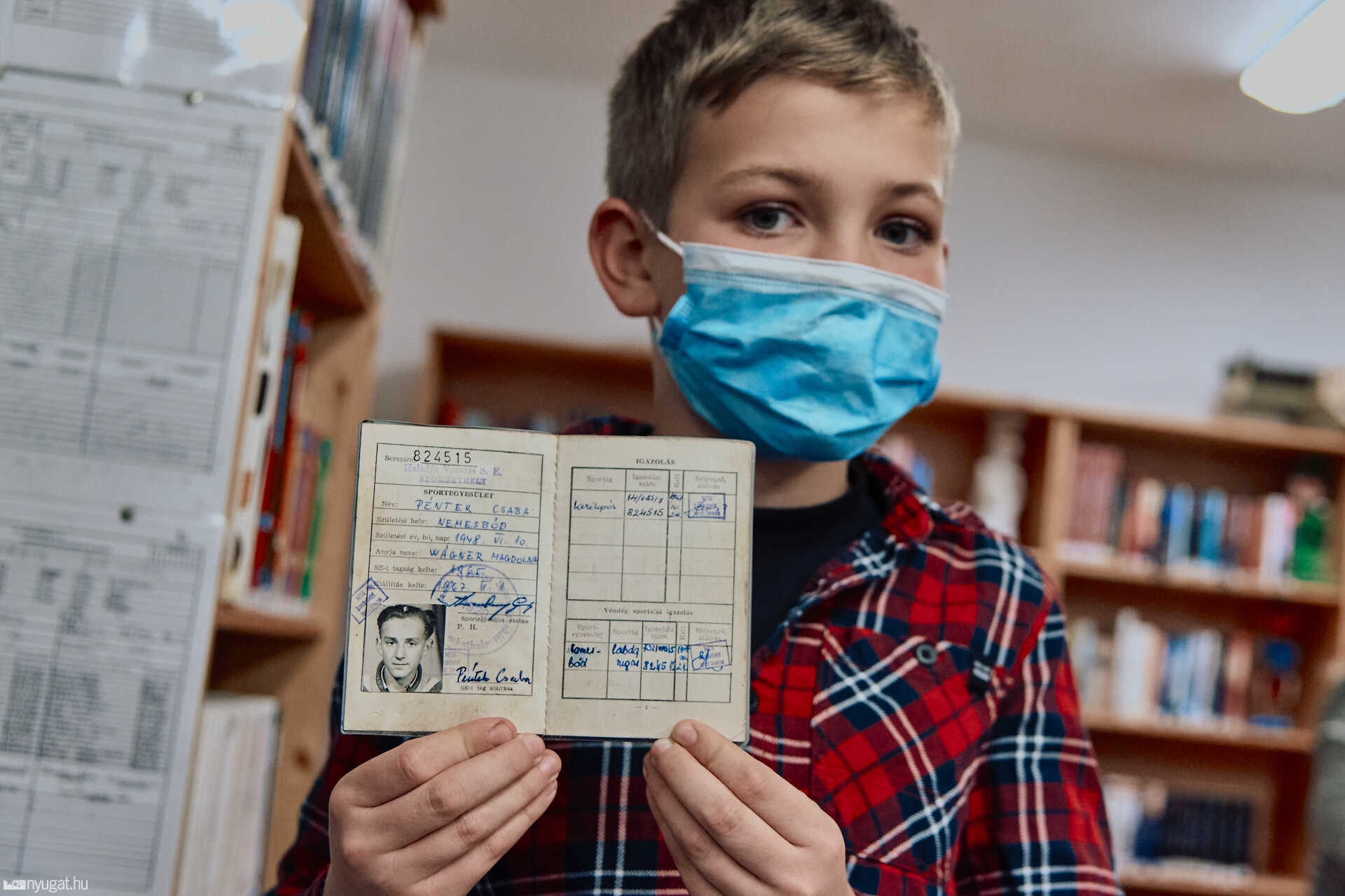 A nagypapa sportigazolványát mutatja ifj. Péntek Ákos