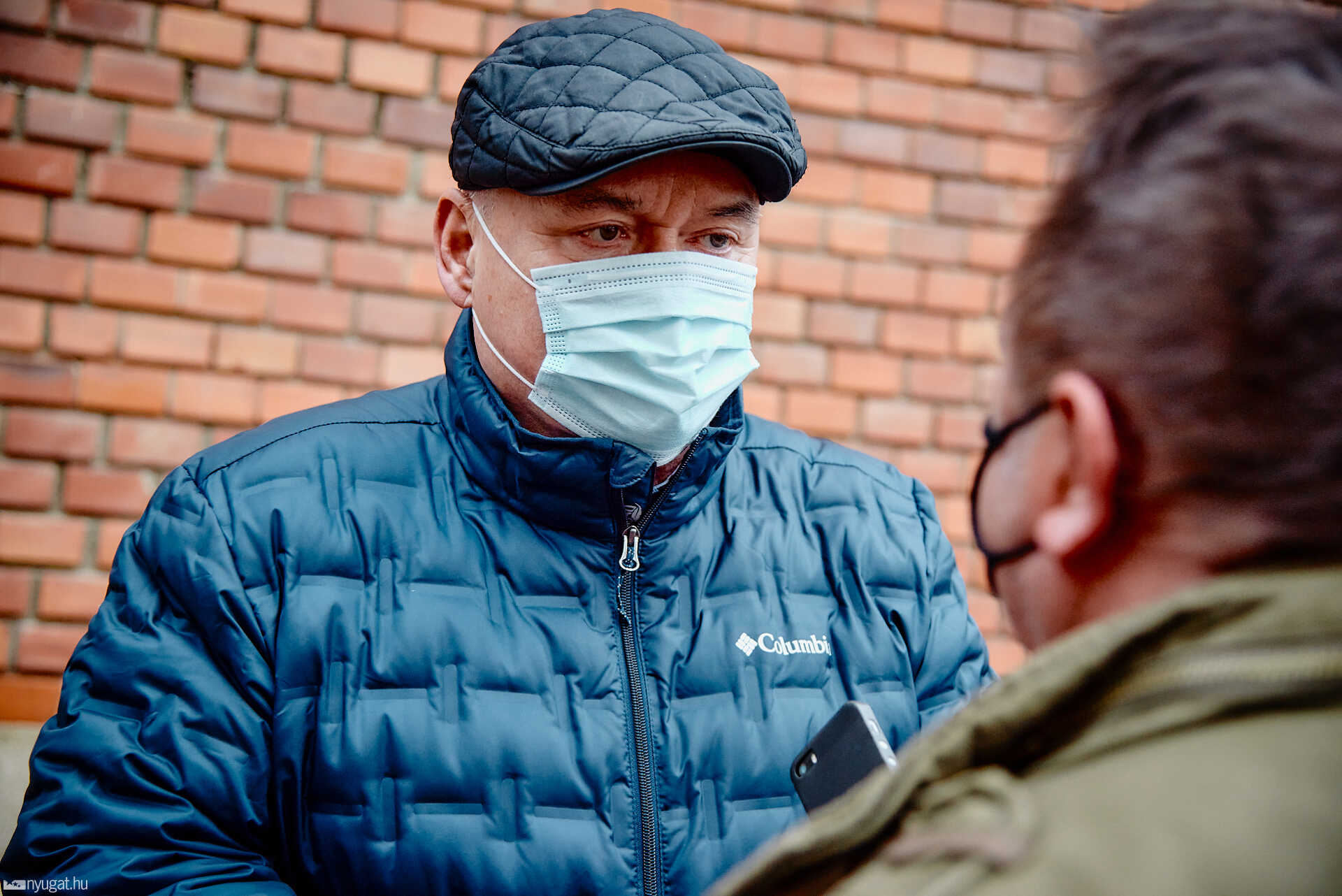 Hende Csaba ételt oszt a kórházban