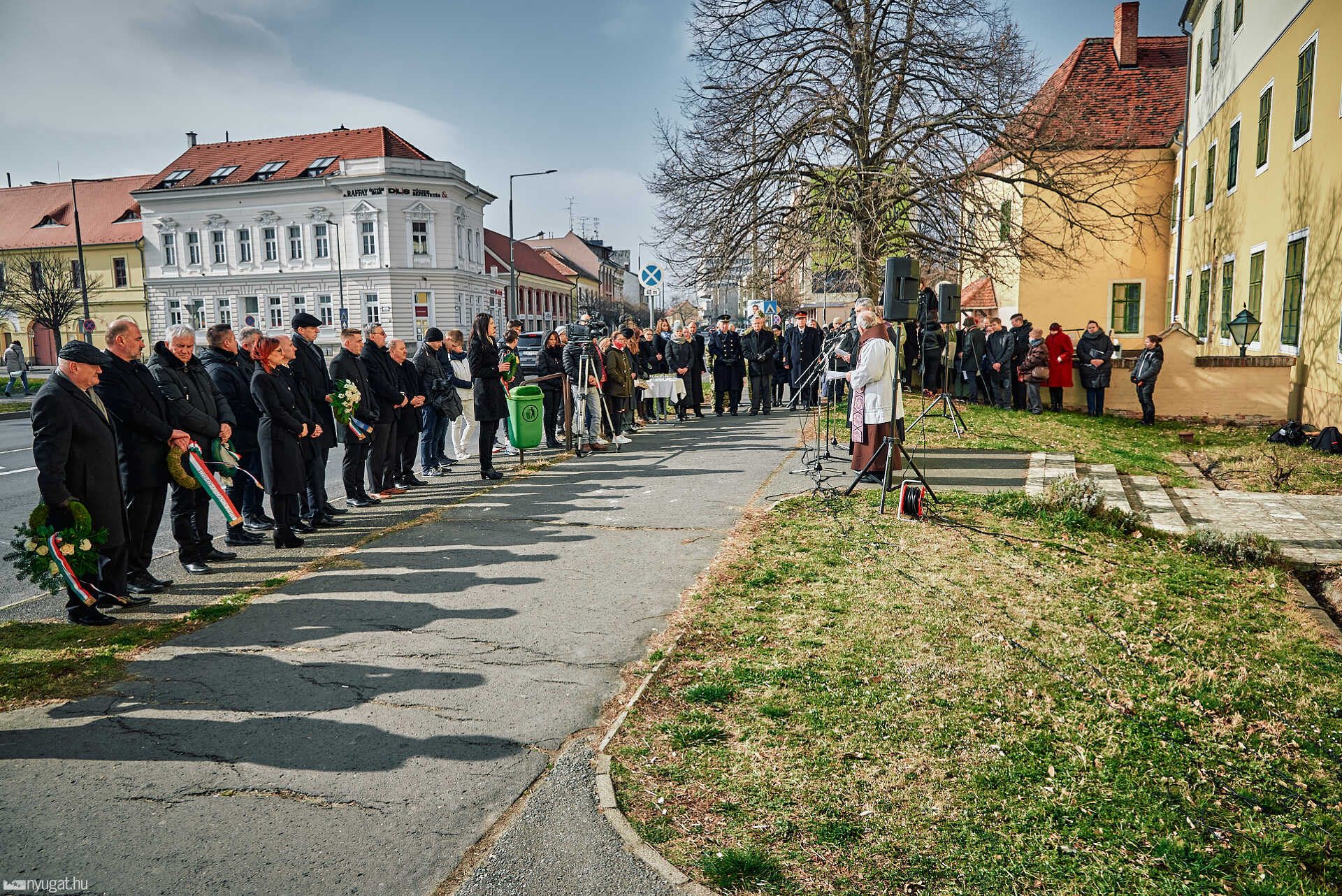 Koszorúzás a Ferences kollégium falánál