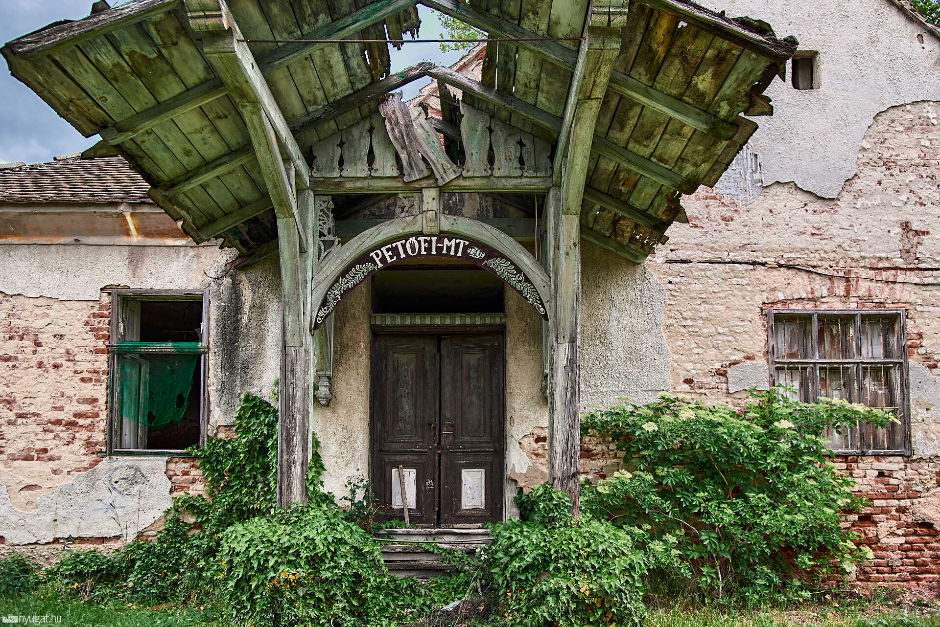 lepusztult Petőfi-MT Szombathelyen 