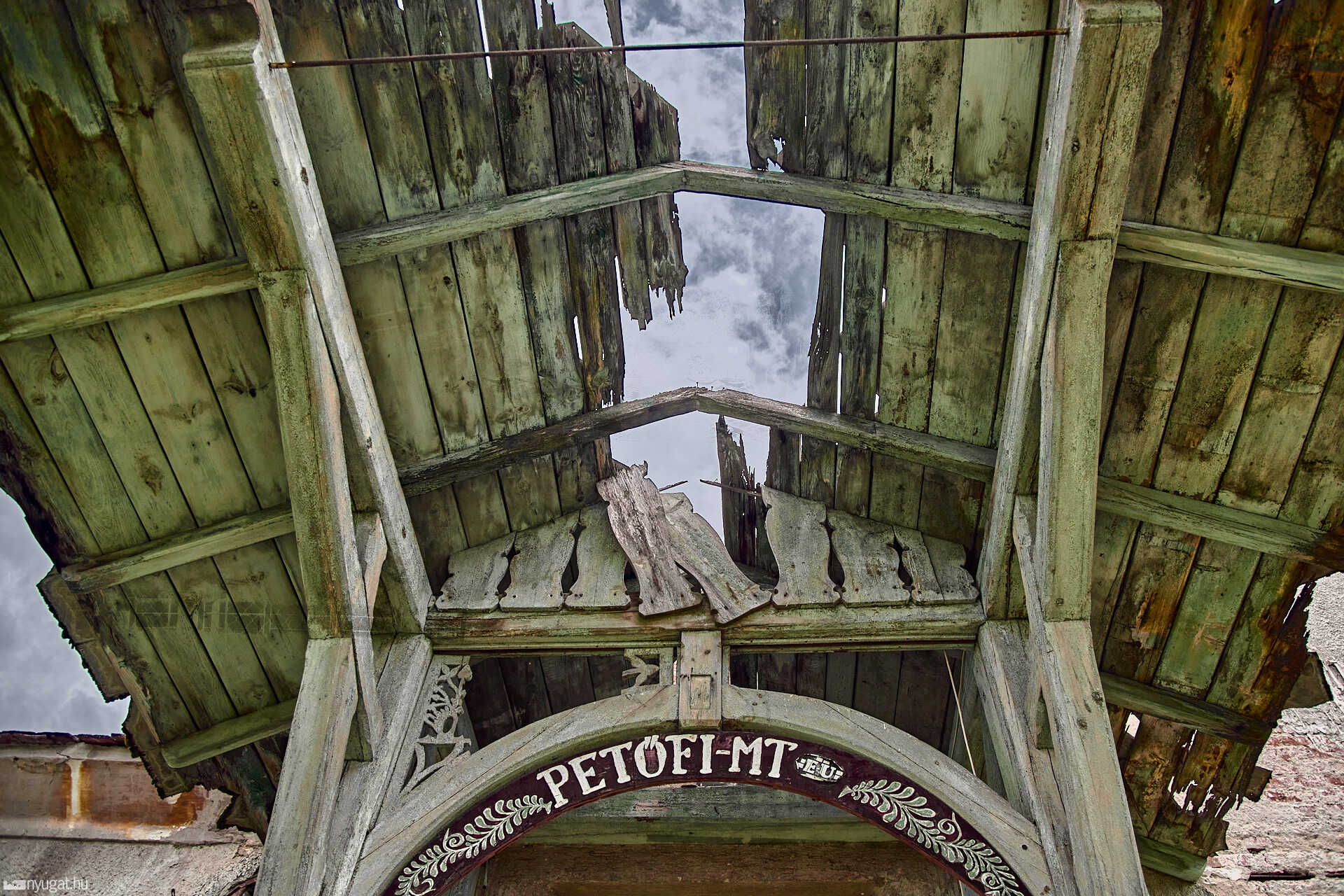 lepusztult Petőfi-MT Szombathelyen 