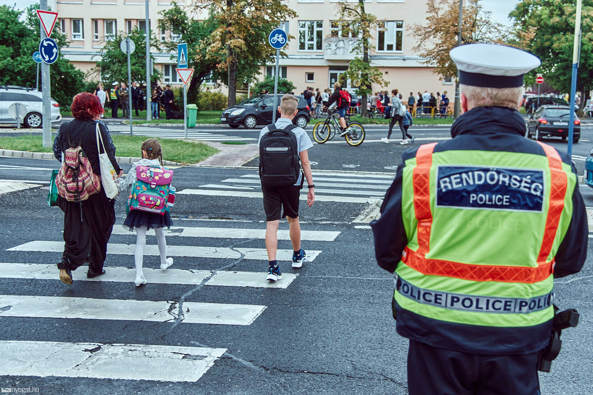 Iskolakezdés rendőrökkel