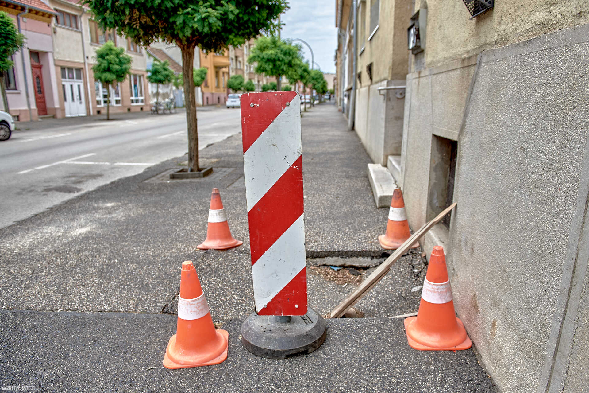 beszakadt járda a Szelestey utcában