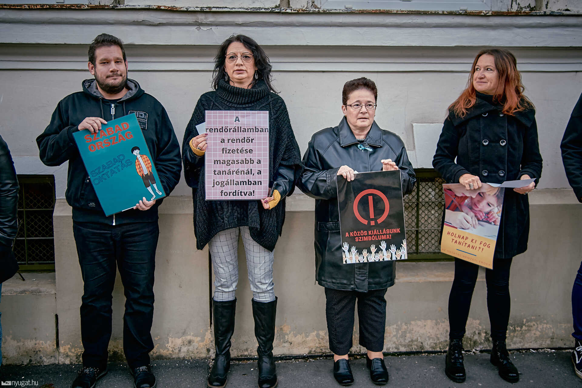 Élőlánc a Kanizsai Dorottya Gimnázium előtt
