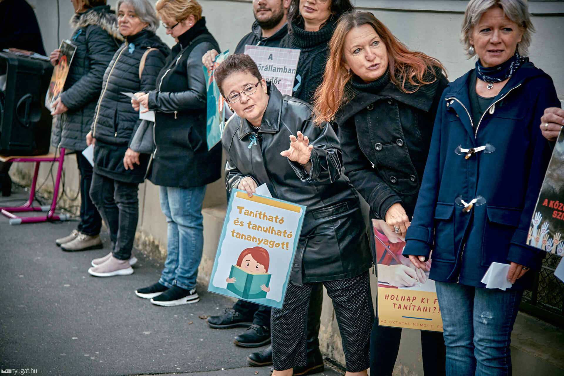 Élőlánc a Kanizsai Dorottya Gimnázium előtt
