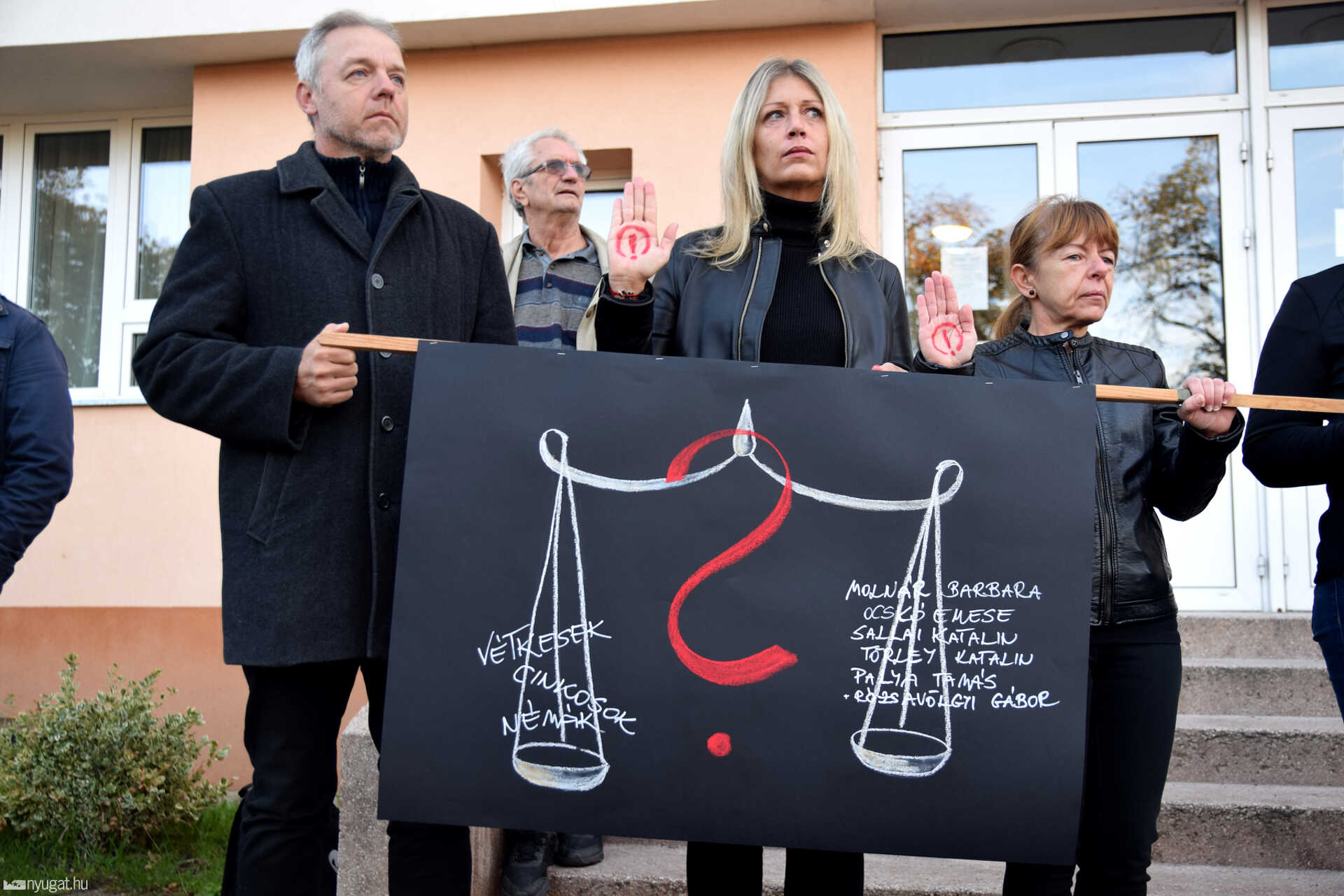 Élőlánc a Szombathelyi Neumann János Általános Iskola előtt