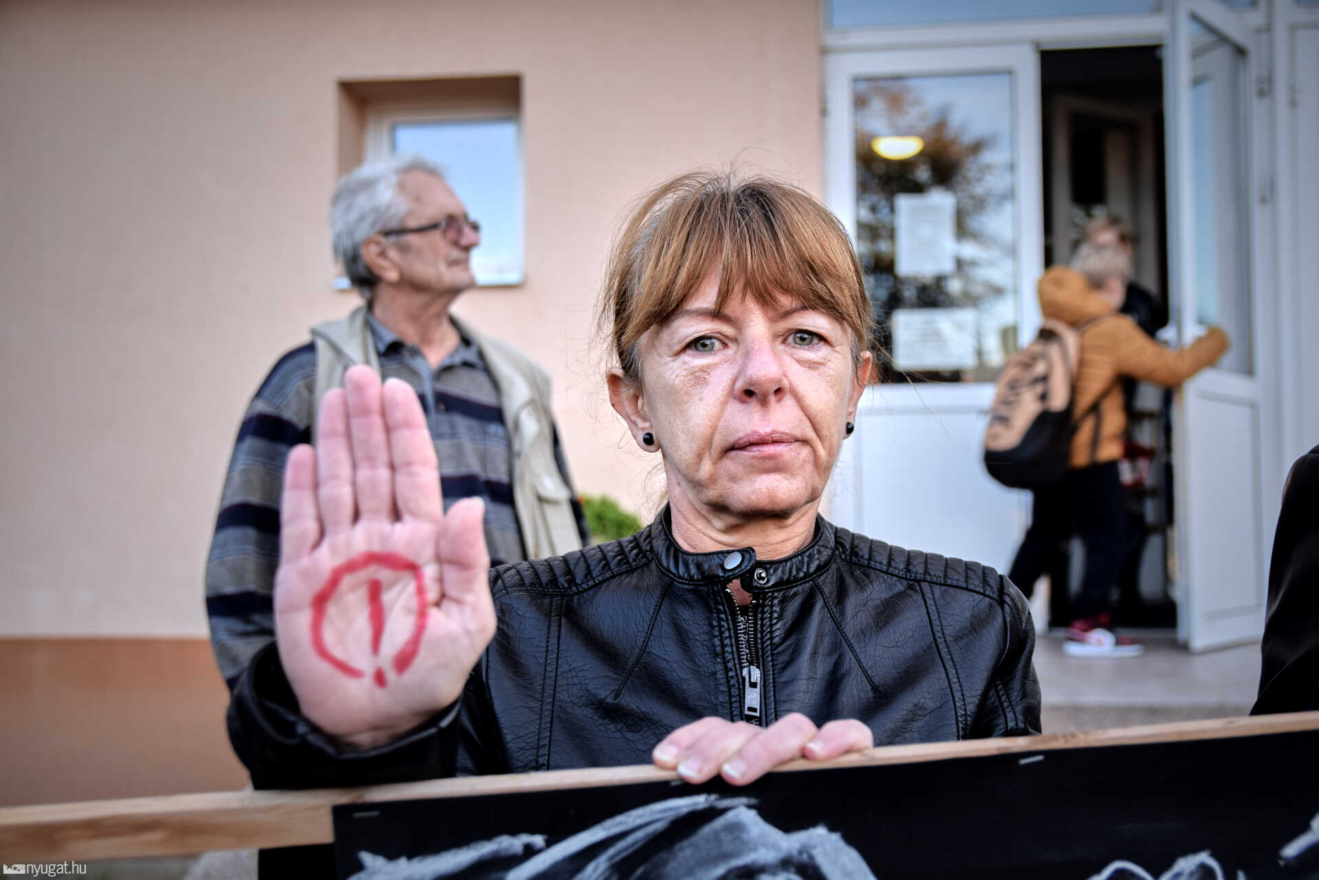 Élőlánc a Szombathelyi Neumann János Általános Iskola előtt