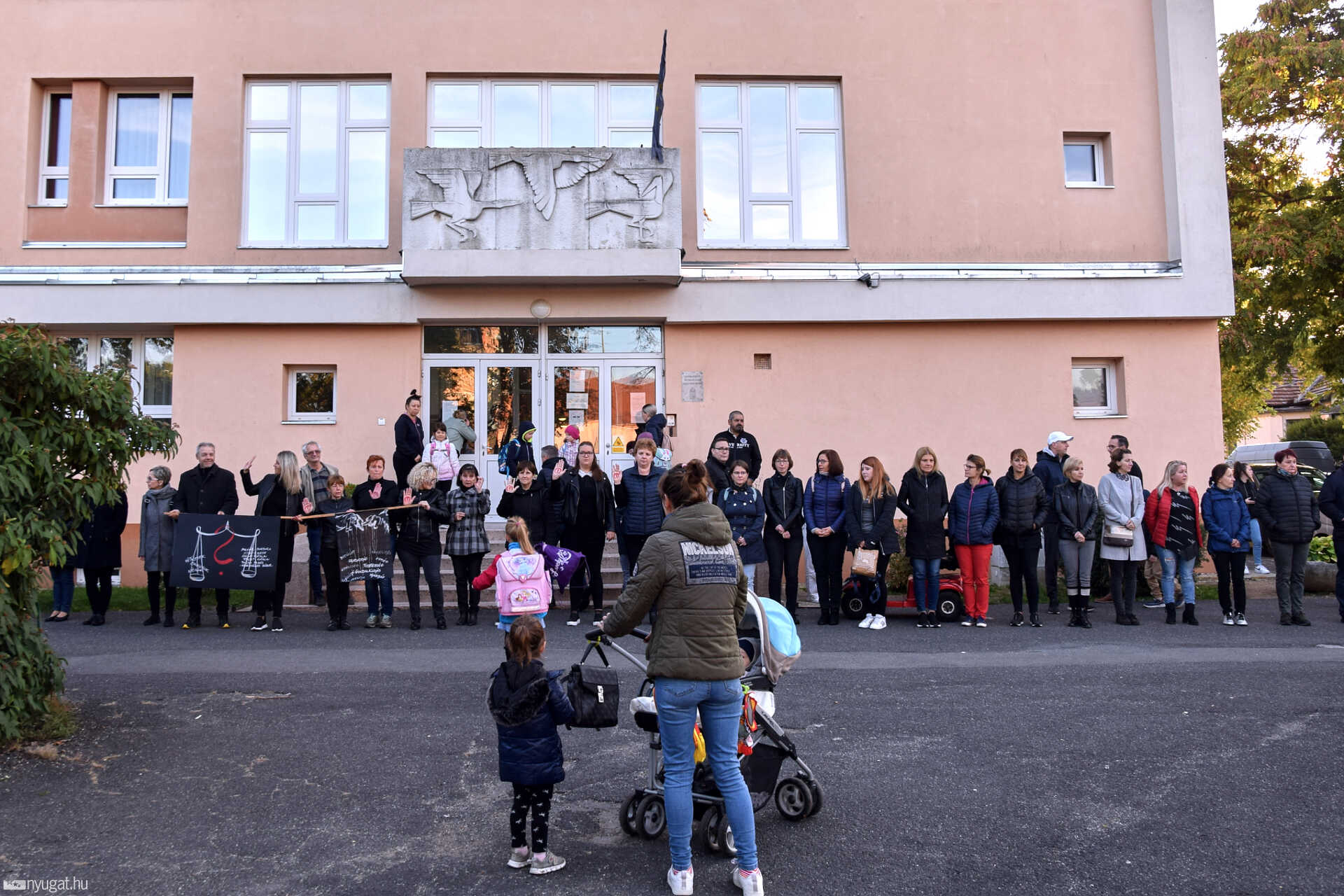Élőlánc a Szombathelyi Neumann János Általános Iskola előtt