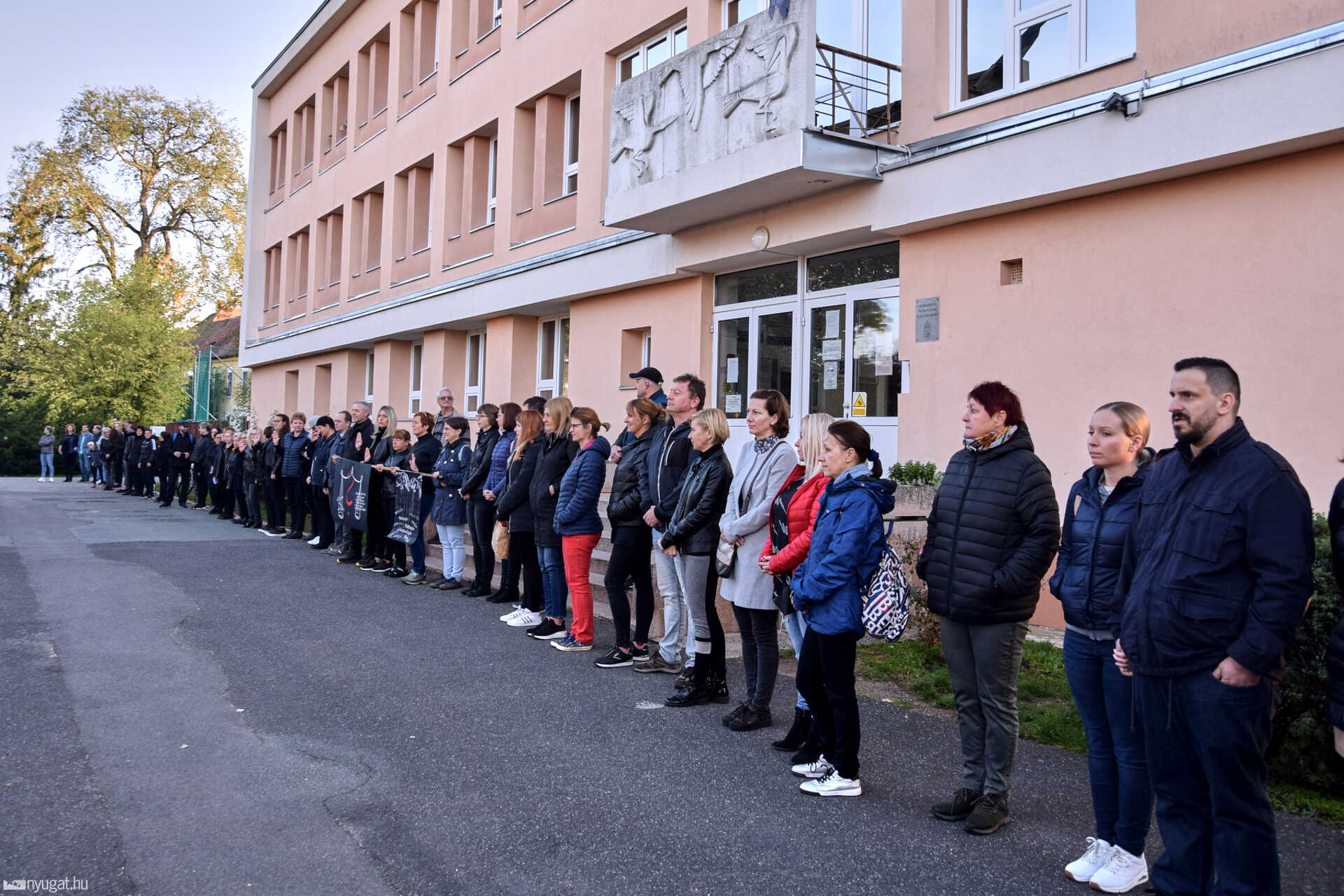 Élőlánc a Szombathelyi Neumann János Általános Iskola előtt