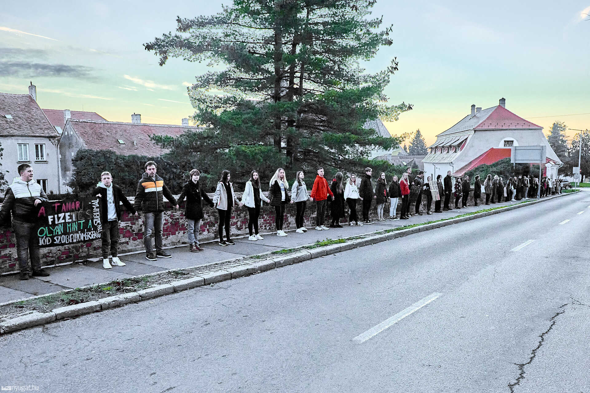 Élőlánc a kőszegi Jurisich Gimnázium előtt 