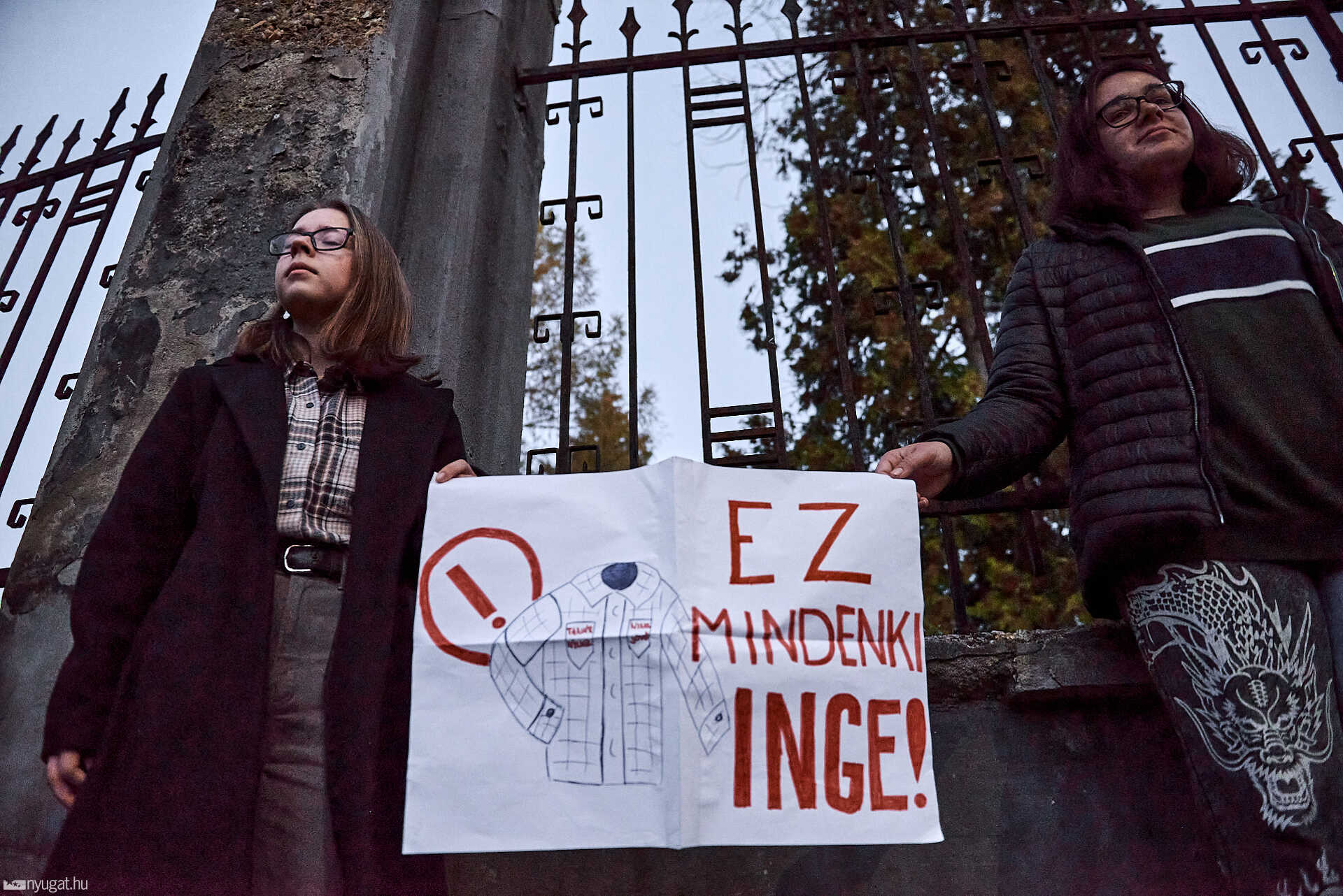 Élőlánc a kőszegi Jurisich Gimnázium előtt 