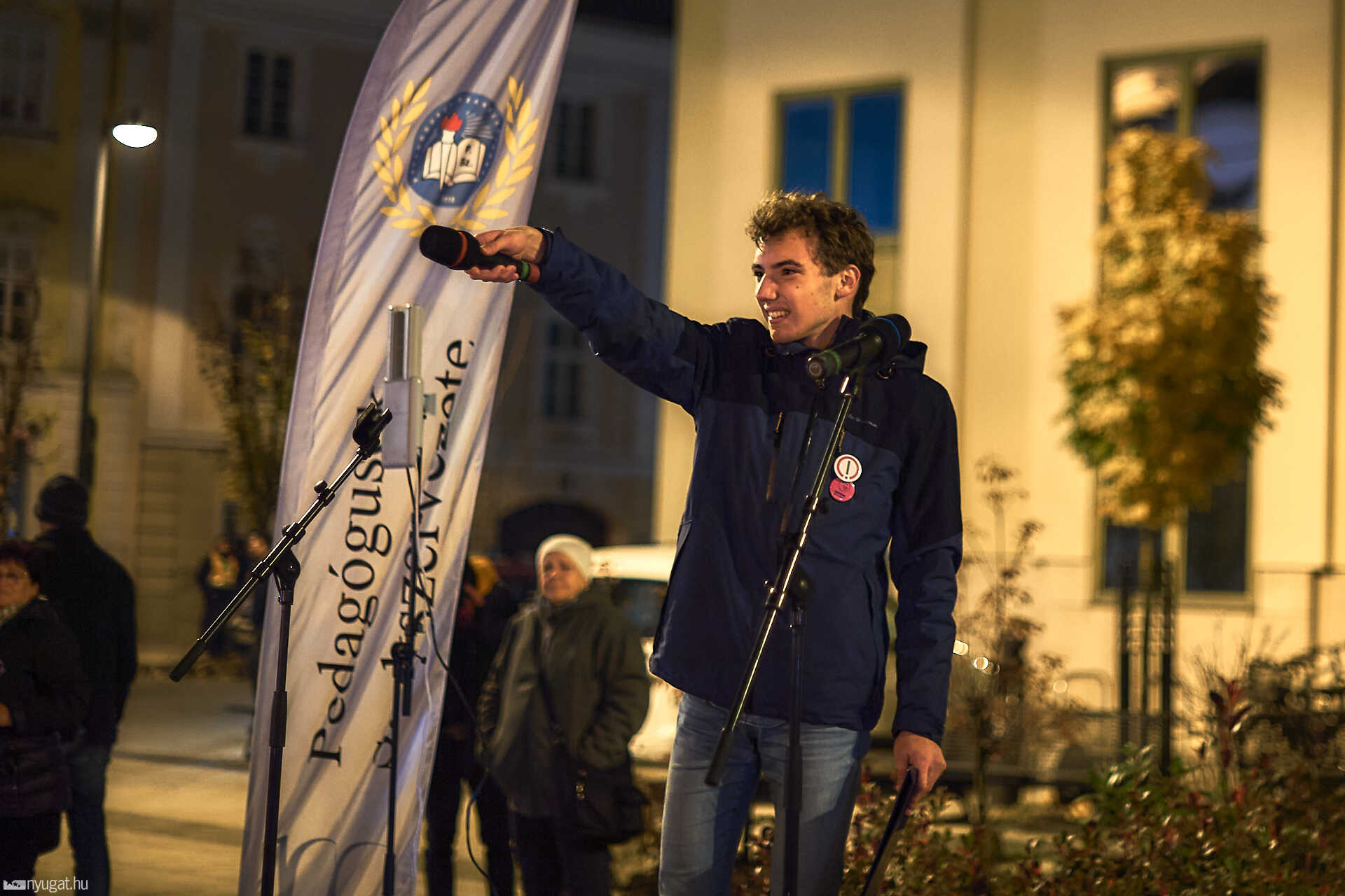 Fáklyás tüntetés az oktatásért Szombathelyen