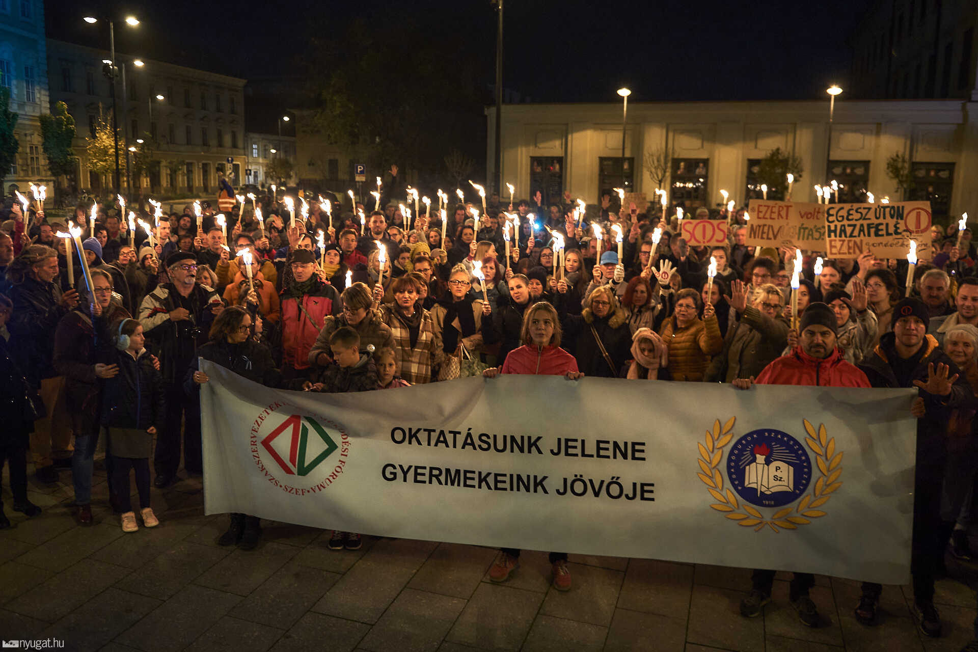 Fáklyás tüntetés az oktatásért Szombathelyen