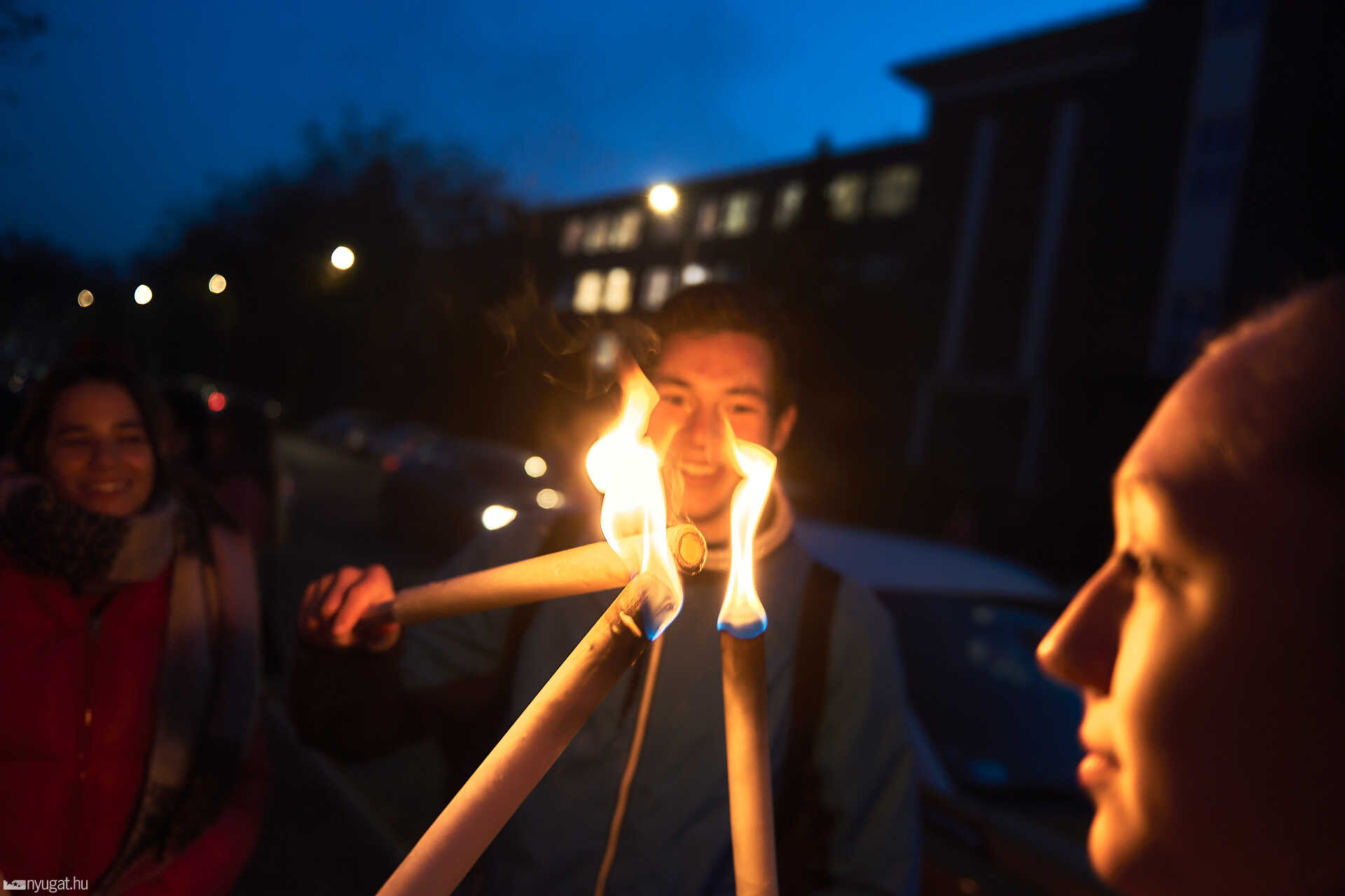 Fáklyás tüntetés az oktatásért Szombathelyen