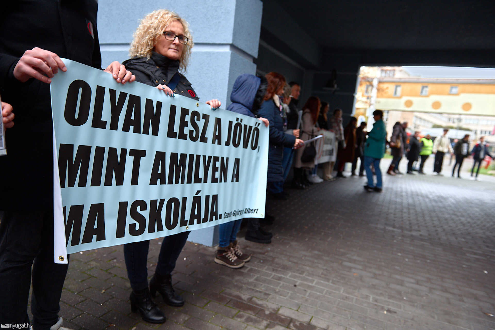 Élőlánc a szombathelyi tankerületi központ előtt