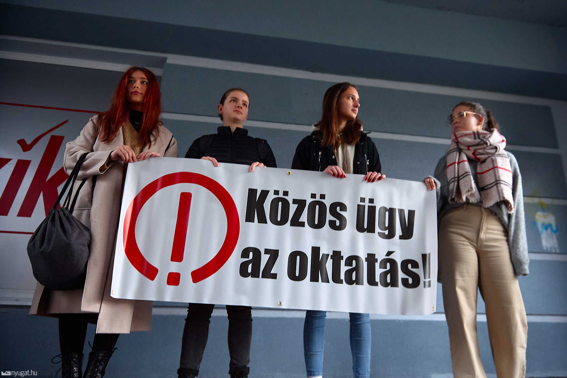 Élőlánc a szombathelyi tankerületi központ előtt