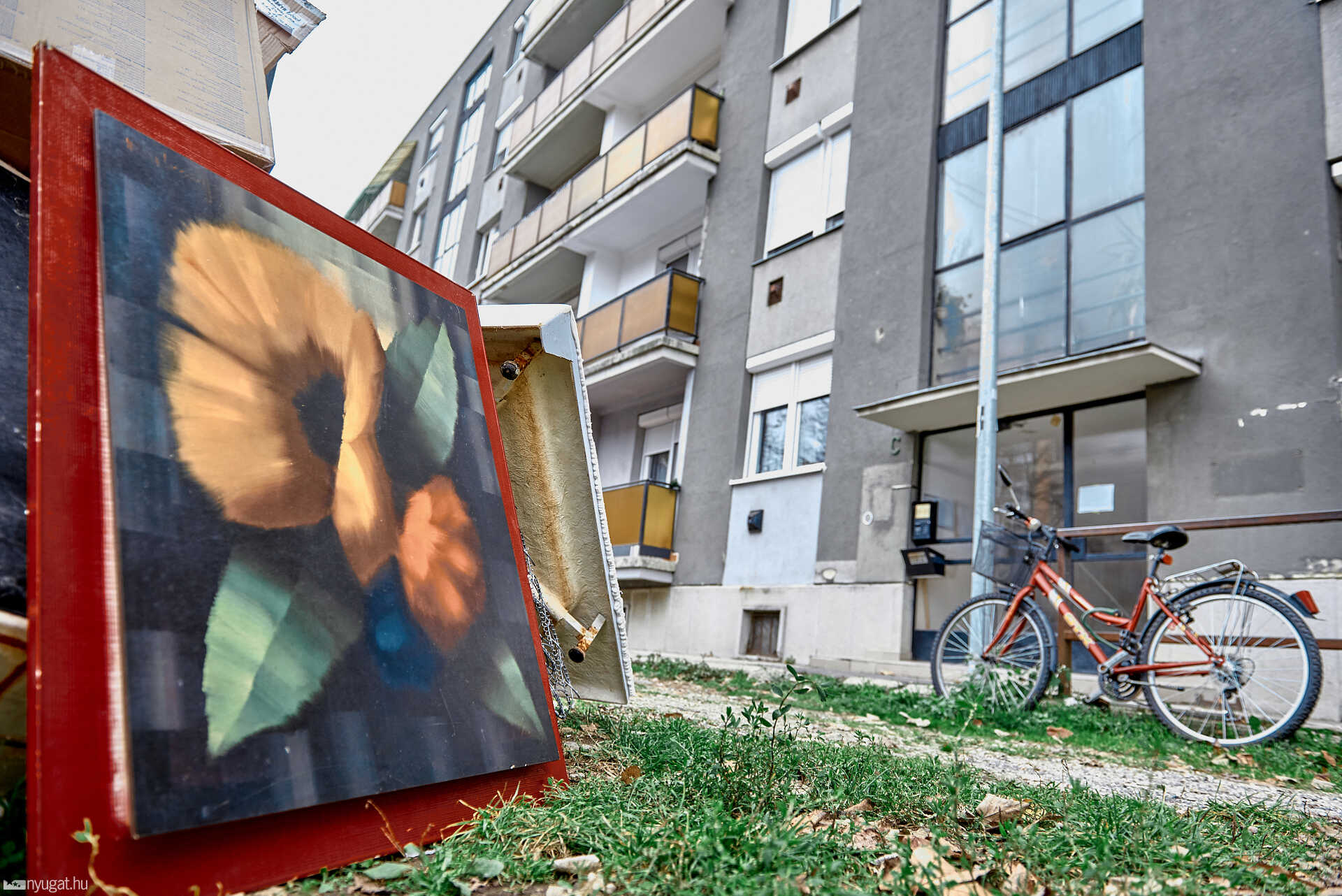 Szemét a Paragvári utca 79 szám alatt