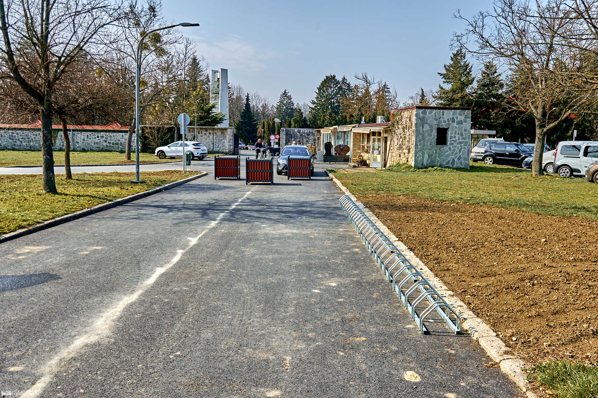 Parkolás a Jáki úti temetőnél