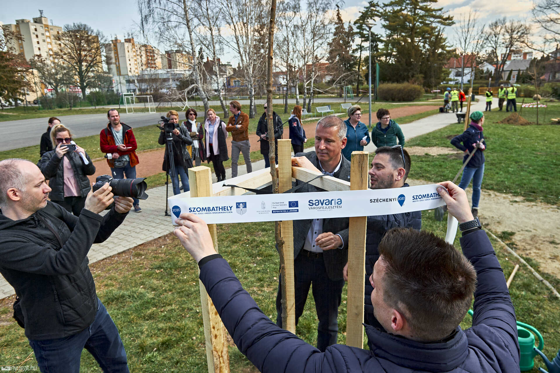 Közösségi faültetés a szombathelyi Gayer parkban