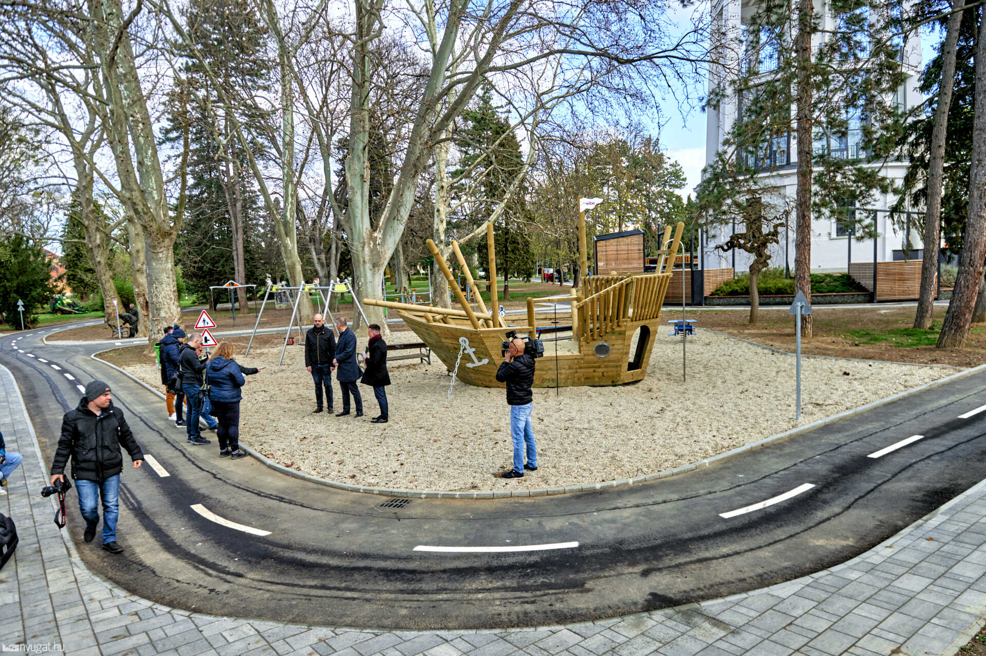 l-tv-nyos-lett-a-szombathelyi-kresz-park-szombaton-a-v-ztoronnyal