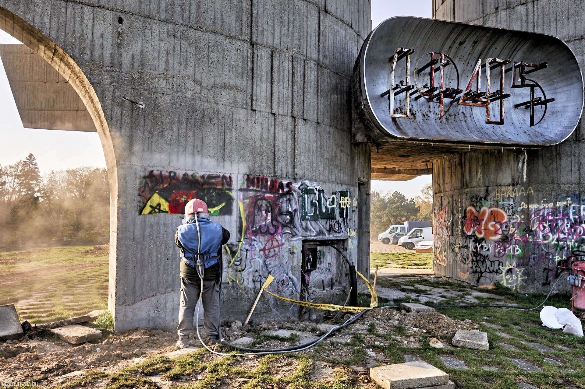 Graffitik eltávolítása szombathelyi emlékműről