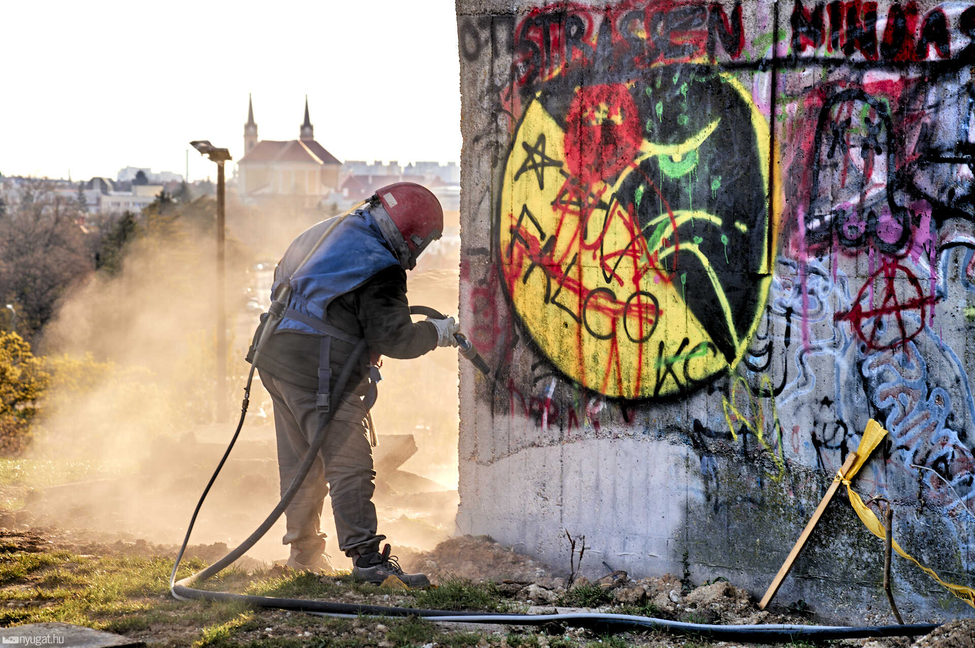 Graffitik eltávolítása szombathelyi emlékműről