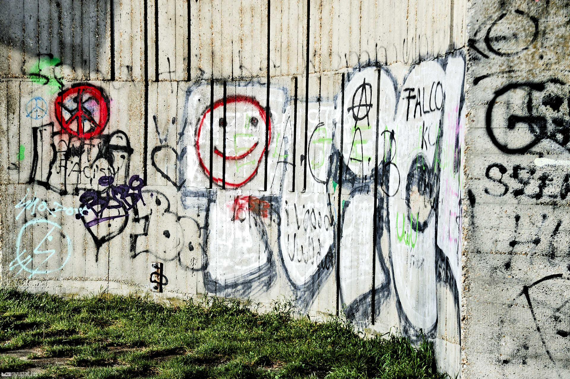 Graffitik eltávolítása szombathelyi emlékműről