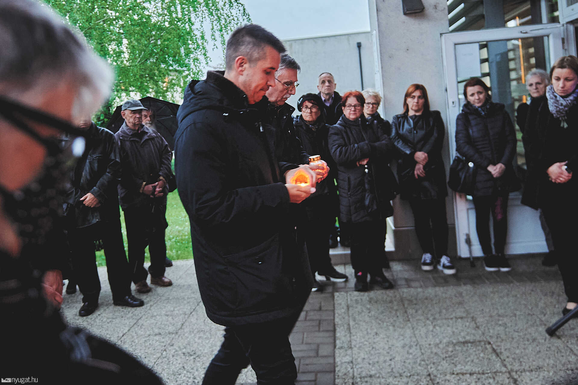 Gyertyagyújtás az Orlay előtt