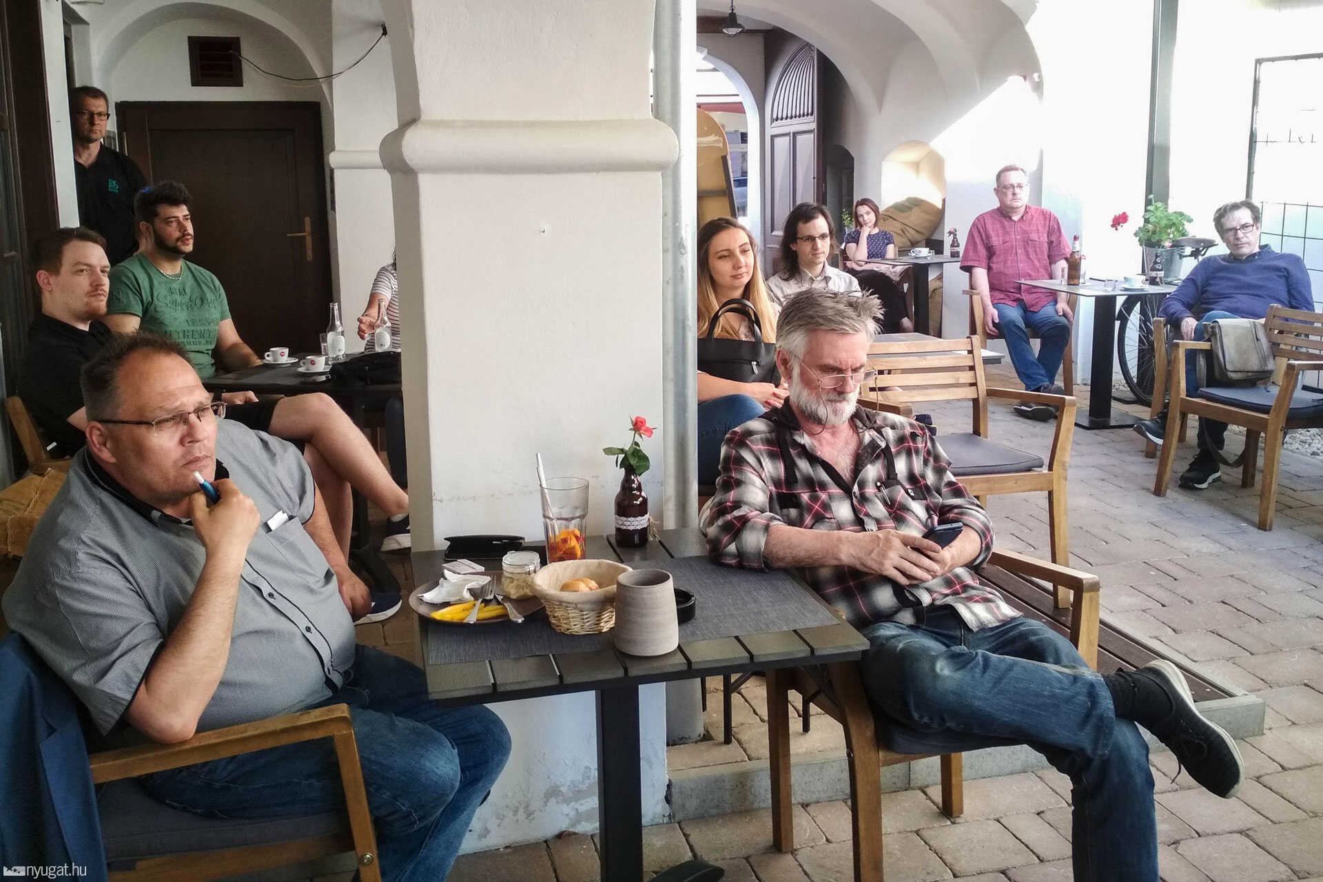Nyugagt közönségtalálkozó a 9-esben