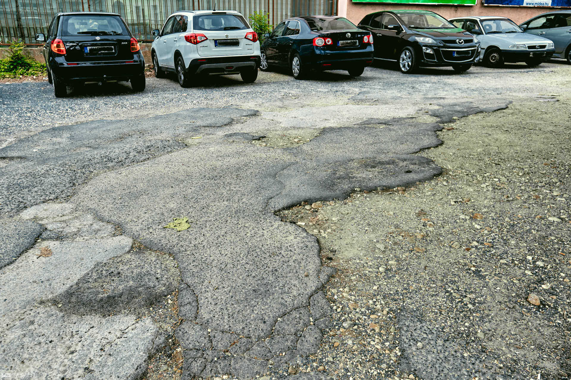 Egykori sylvester nyomda és parkoló a Kiskar utcában