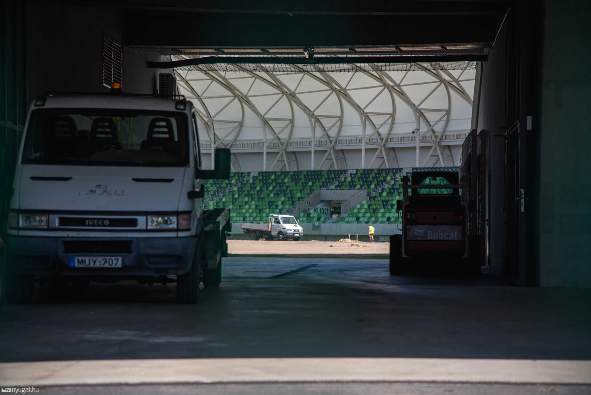 Fűcsere a Haladás stadionba 