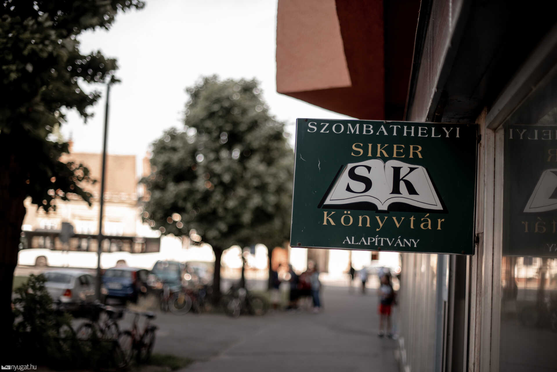 Siker Könyvtár bezárása