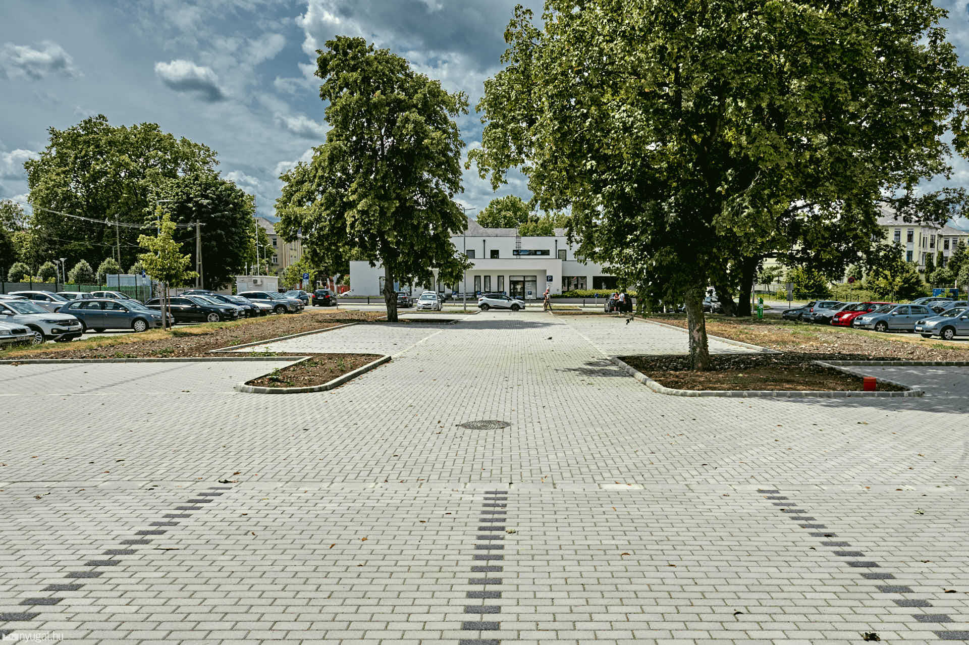 Új parkoló a szombathelyi alapellátó mögött