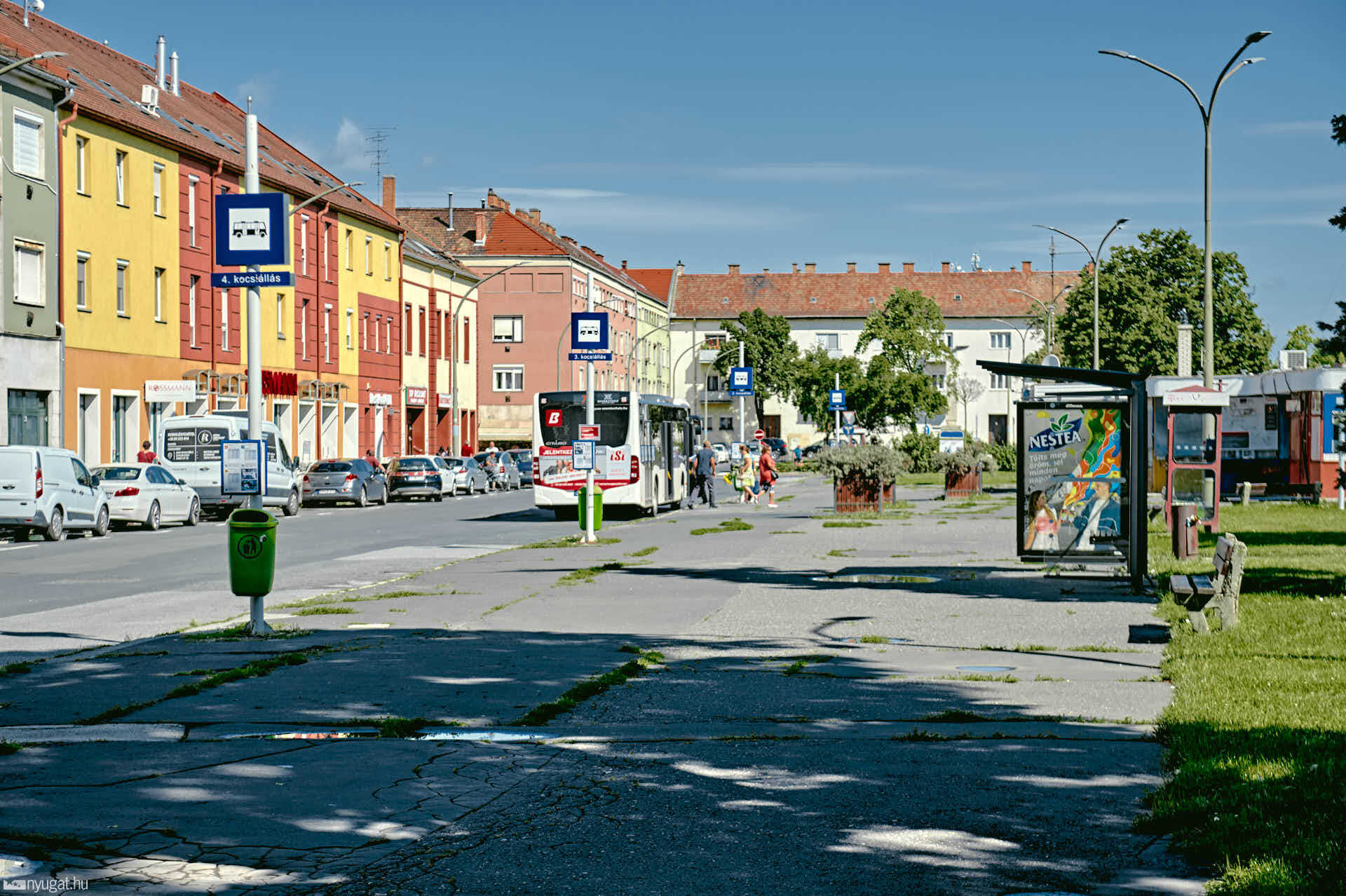 Fedett buszvárók az Éhen Gyula téren