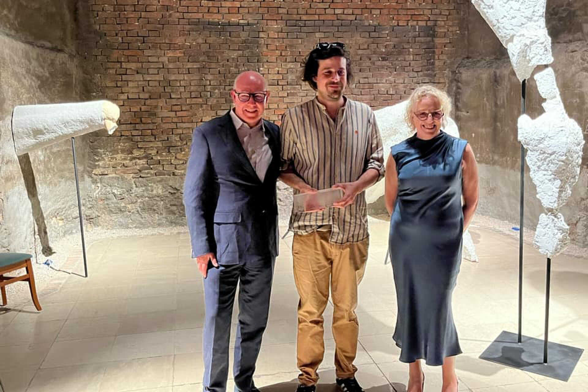 LMary McLoughlin, John Ward, a Leopold Bloom Art Művészeti Alapítvány ötletgazdái és Fusz Mátyás a 2023-as Bloom Díj győztese