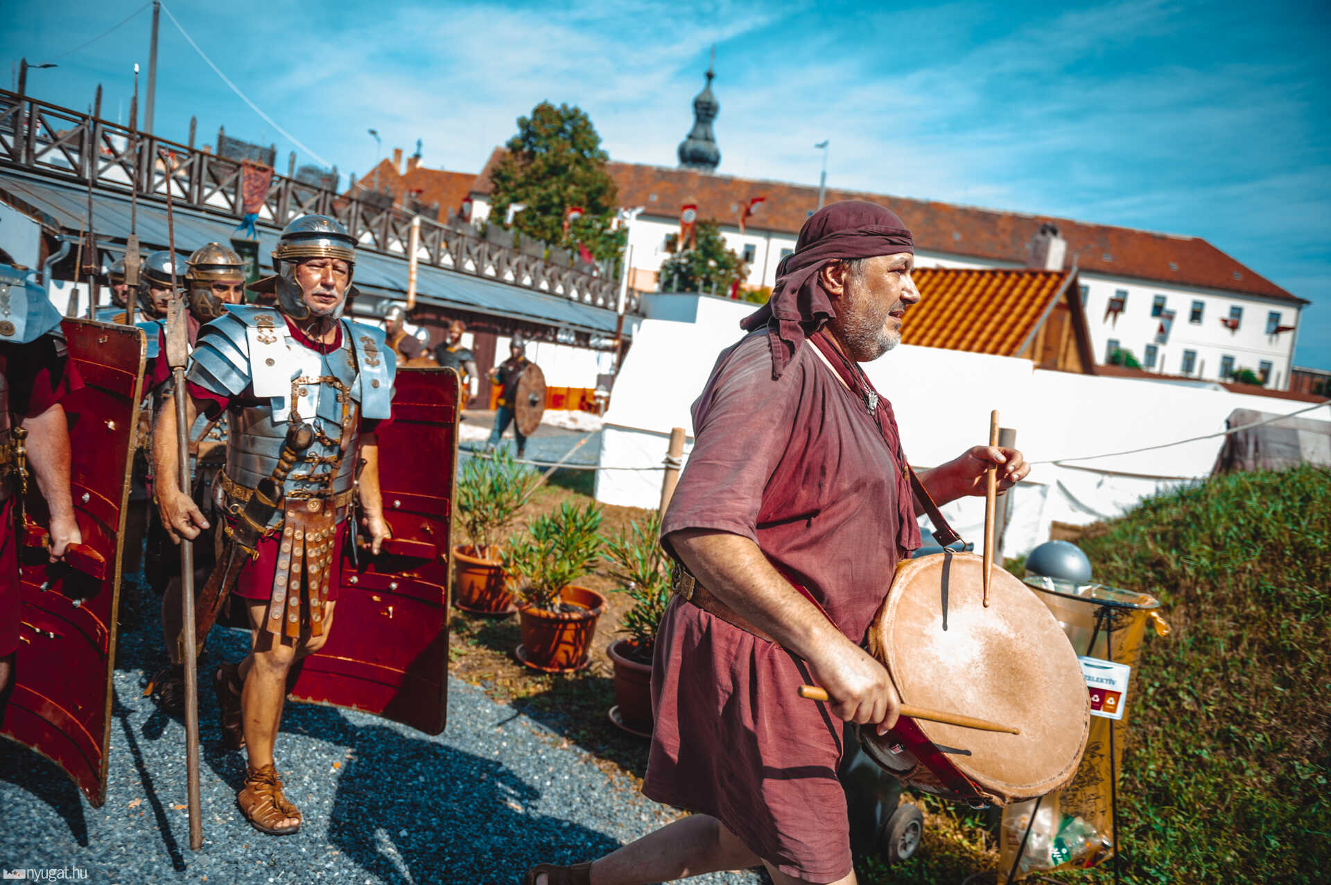 Hagyományörző harcászati bemutató a Ferences-kertben  