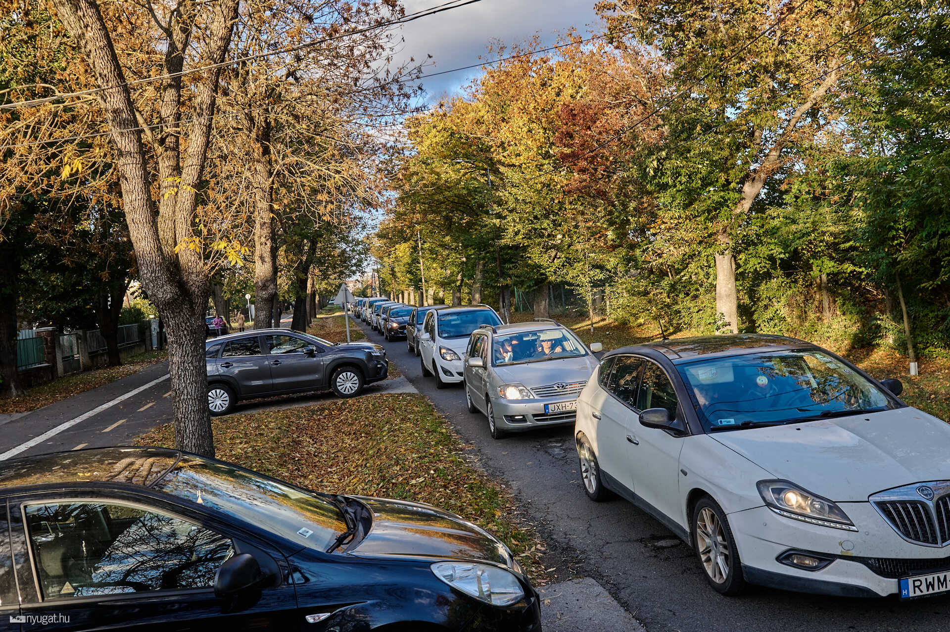 Forgalom halottak napján a Jáki uti temetőnél