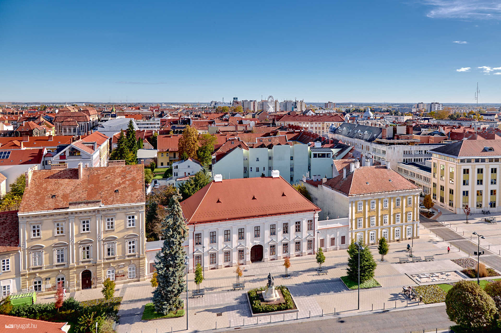 Kilátás a Székesegyház harangtornyából