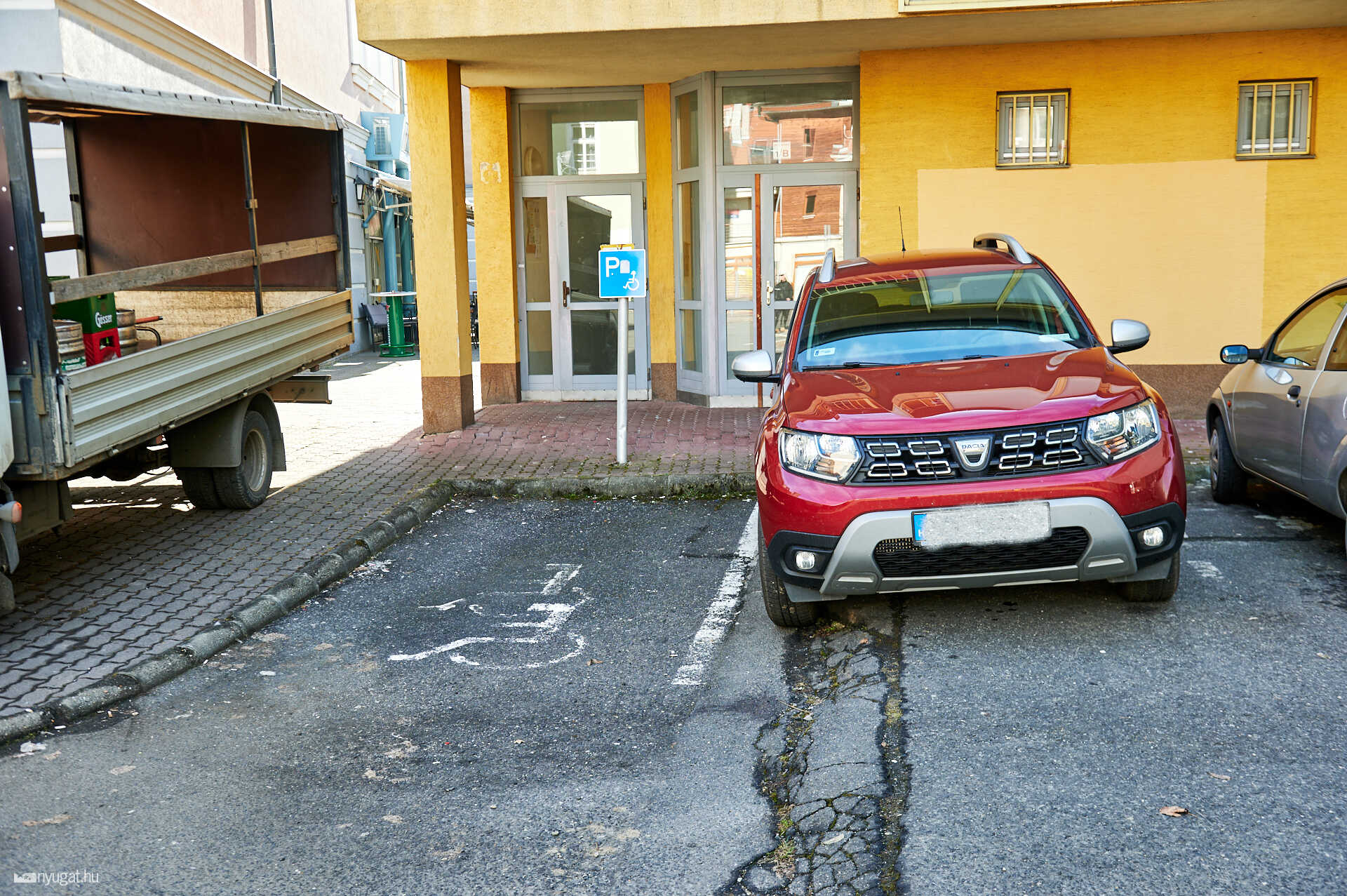 Majdnem sikerült, oda azért nehezen áll be másik autó