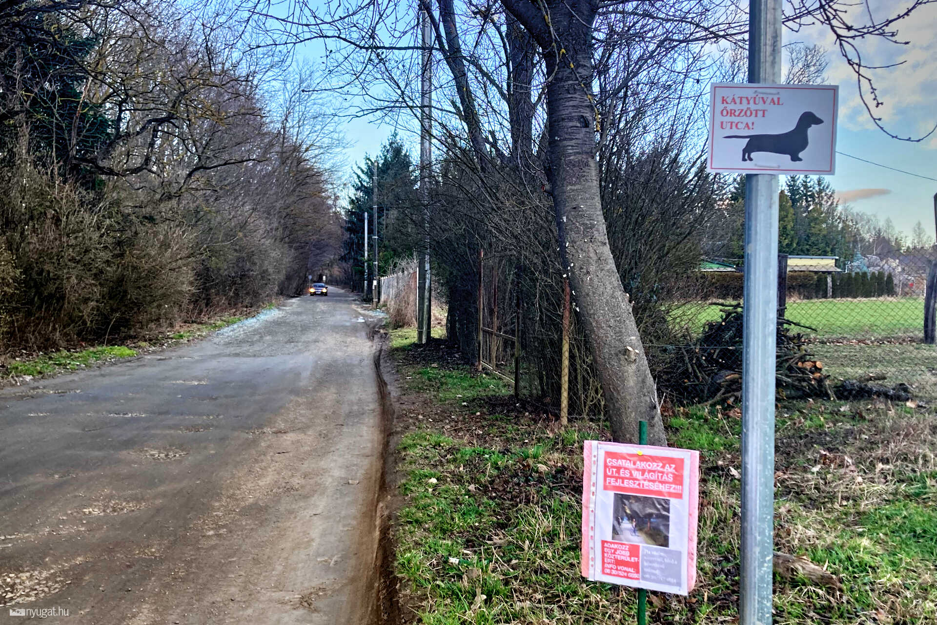 A parkerdei kiskertek és információs táblái tavaszelőn 